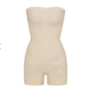 SKIMS SEAMLESS SCULPT STRAPLESS SHORTIE BODYSUIT SAND MEDIUM